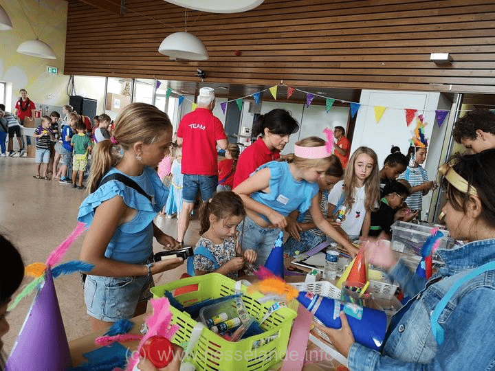 Voor alle kinderen van de basisschool organiseren we weer een feestelijke afsluiting van de zomervakantie. Je bent van harte welkom op woensdag 16 augustus van 9.30 uur – 13 uur in de grote zaal van ‘De Knoop’, Robert van ’t Hoffstraat 10. Neem ook je vrienden en vriendinnen mee! Er is poppentheater, muziek, leuke spellen en creatieve workshops. De toegang is gratis. Je moet je wel even aanmelden met dit inschrijfformulier: Na het versturen, lees je onderaan dit formulier of je inschrijving gelukt is. Je ontvangt daarnaast, binnen 5 minuten, een bevestigingsmail in je inbox. Tip: Schrijf je meerdere kinderen in? Wacht na iedere inschrijving altijd op een bevestiging van je inschrijving (tekstblok in groen kader onderaan het formulier). Vul daarna nogmaals het formulier in. Vragen? Zomerweek@NesseUnited.nl Veel succes! Tot in de Zomerweek!