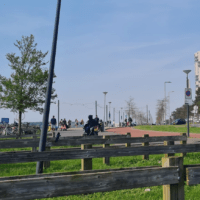 Zomerse dag Rotterdam-Nesselande; rustige kermis, rustig strand, geen reddingsbrigade