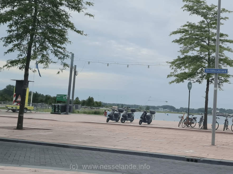 Chaos zomer 2024 aan het strand van Nesselande als er veel werkzaamheden aan het strand plaatsvinden