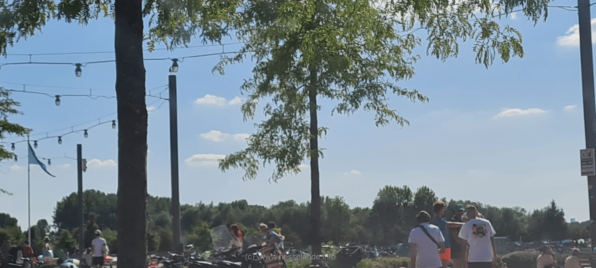 Velen op de fiets of brommer.