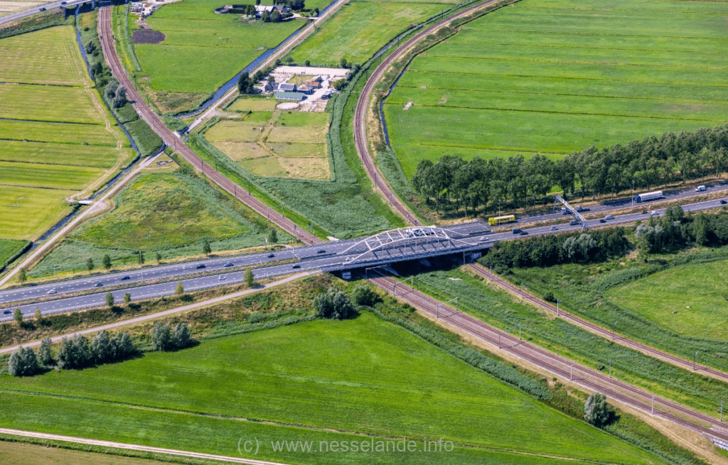 Ruimen niet-ontplofte op de A20 achter Nesselande bij Moordrecht