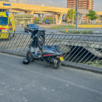 Zondag rond 18 uur is een auto te water geraakt aan de Laan van Dada (bij de metro Nesselande) 